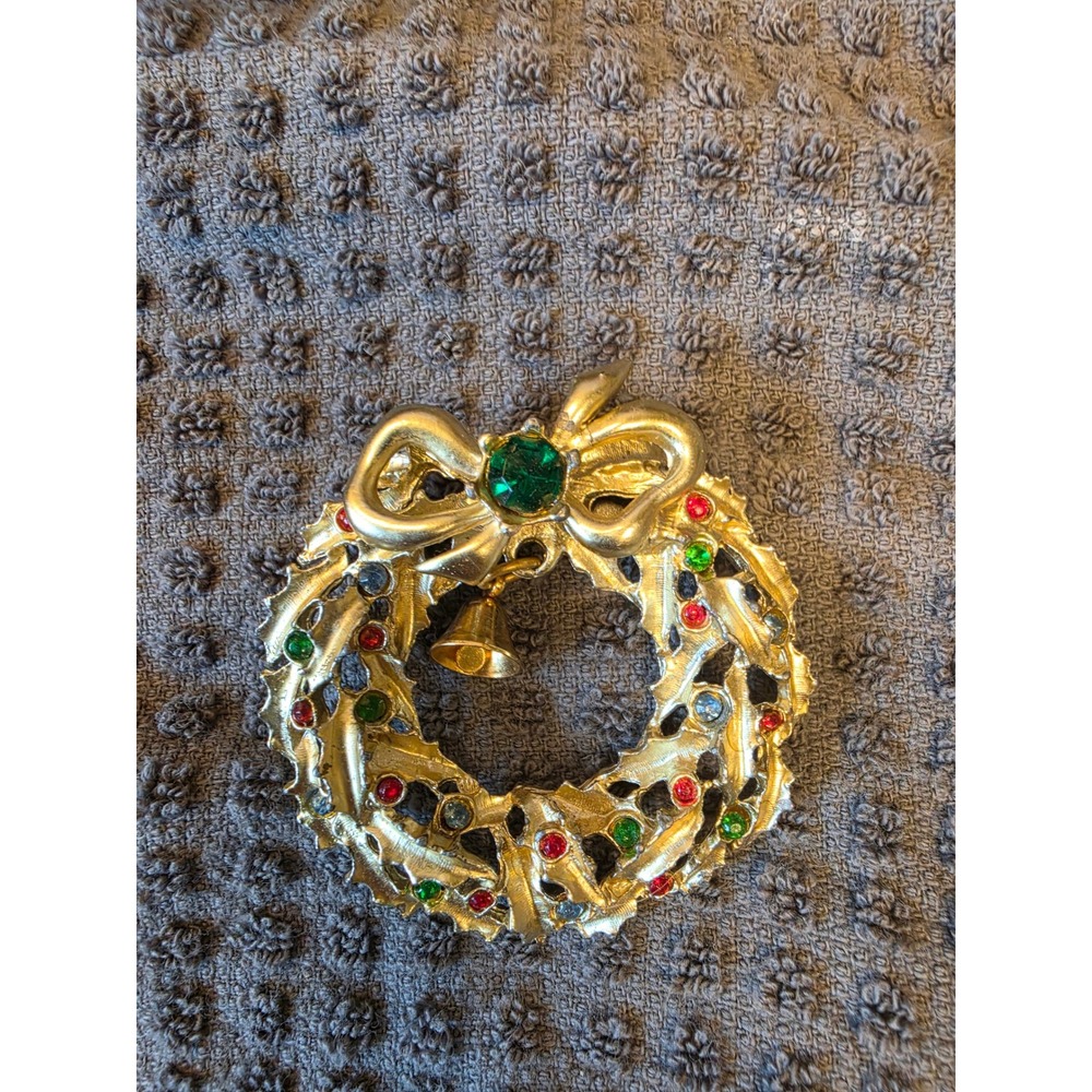 Vintage Christmas Wreath Brooch Gold Tone Multi Rhinestone Bell Bow Pin 2 Inch
